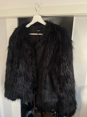 Pälsjacka Bikbok  - Ny pälsjacka med fuskpäls från Bikbok i storlek L!☺️