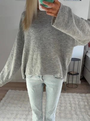 Grå stickad tröja - Super snygg men kommer ej till användning! Storlek M men passar mig som brukar ha xs/s då den var relativt liten i storleken!!🥰