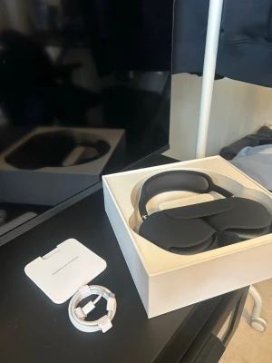 Apple AirPods Max Svart - Säljer ett par Apple AirPods Max i svart med smart case, laddkabel och originalförpackning. Over-ear design med mjuka öronkuddar och metallbyglar. Grym ljudkvalitet och stilren look, perfekt för musik och film.