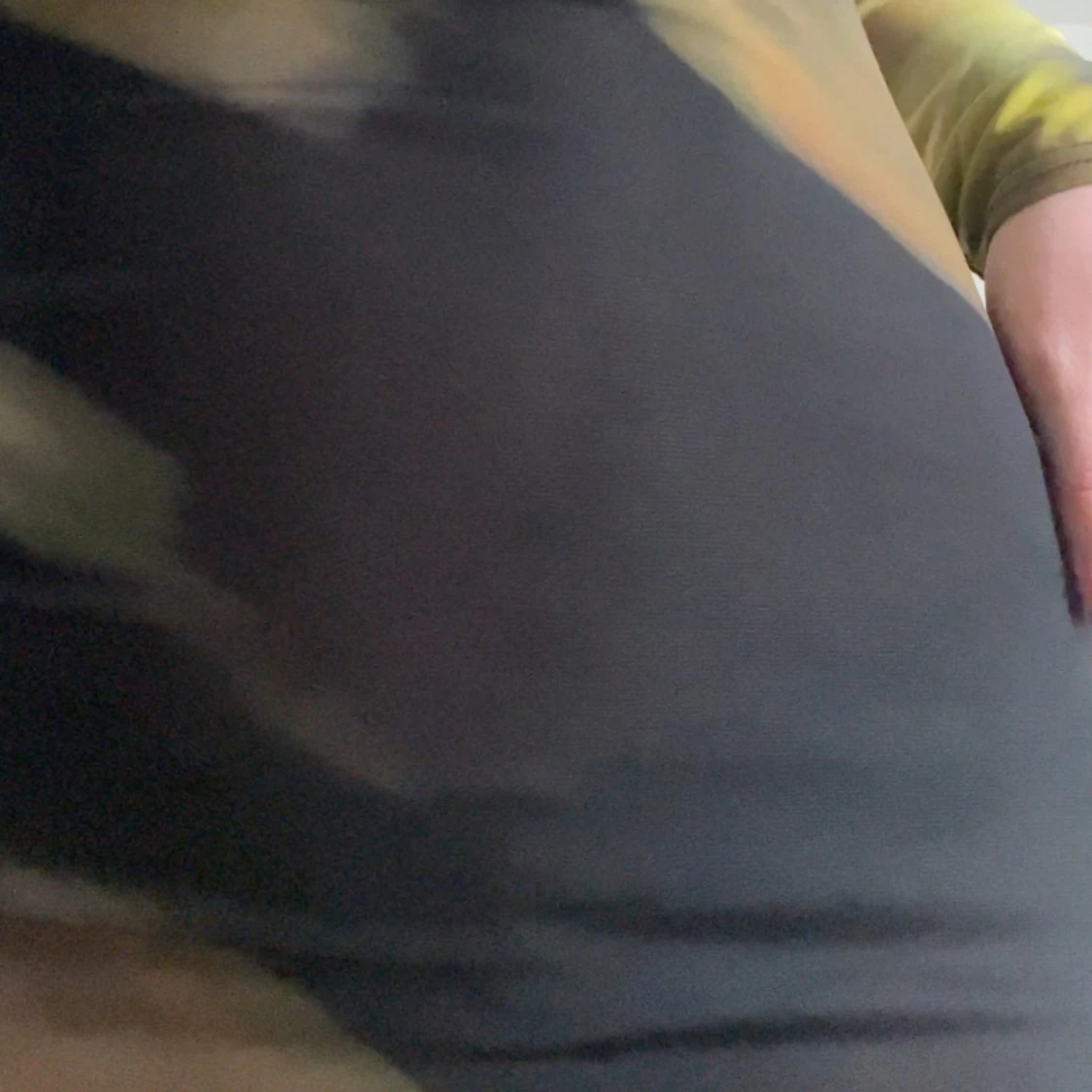 Långärmad mönstrad meshklänning med slits - 4