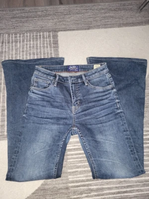 Flared jeans - Flared jeans från Crockers jeans. Har som ett mönster på bakfickorna gjort av sömmar. Mycket bra skick och knappt användas. Storlek 28/31.