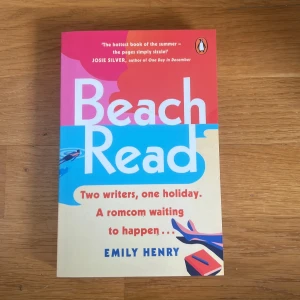 Beach Read - En helt ny booktok bok som bara legat på hyllan. Boken är på engelska! Skriv gärna om fler bilder behövs eller om någon har någon fråga💗