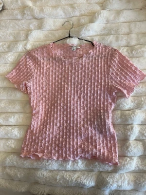 Rosa spets topp - Söt rosa topp med spetsdetaljer och volang upptill.💓