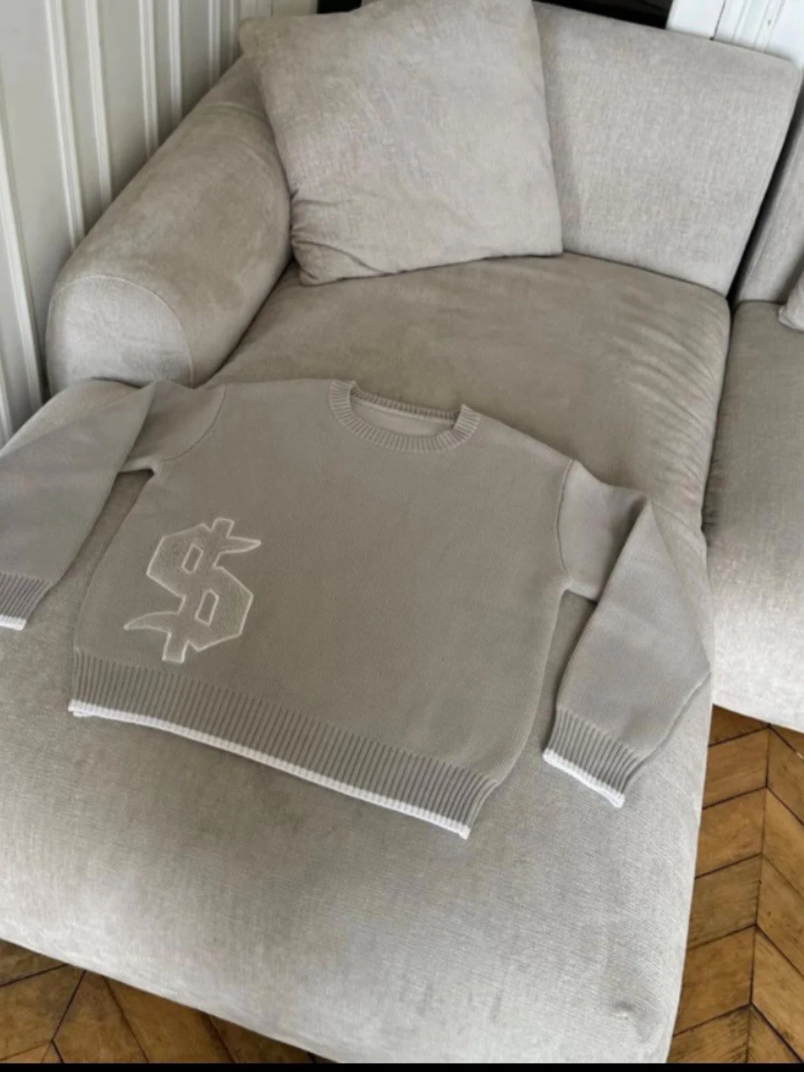 Grå stickad tröja med text - 4