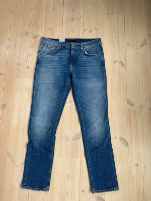 Helt nya Lean Dean i storlek 34/32 från Nudie Jeans - Säljer ett par riktigt snygga, helt oanvända Lean Dean från nudiejeans. Modell: Lean Dean || Skick: 10/10 || Sorlek: W34/L32 ||Passform: Rak/avslappnat || Nypris: 1600       Frågor och funderingar? Hör gärna av dig!