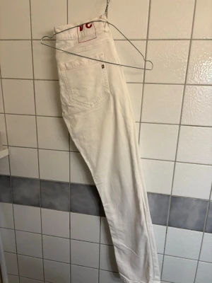 Vita jeans från dundup  - Säljer ett par vita jeans från dondup med modellen George. Jeansen är använda ungefär 4-5 ggr och är i väldigt gott skick utan några skador