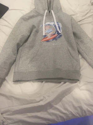 Ralph Lauren hoddie - Hej! Säljer en riktigt snygg hoodie från Ralph Lauren. Tröjan är märkt i storlek M, men upplevs som något liten i storleken och motsvarar därför snarare en S storleken. Den har bara använts vid ett fåtal tillfällen och är därför fortfarande i ett nyskick. Självklart medföljer originaletikett vid köp. Jag skickar alltid varan snabbt efter avslutad affär. Vänliga hälsningar