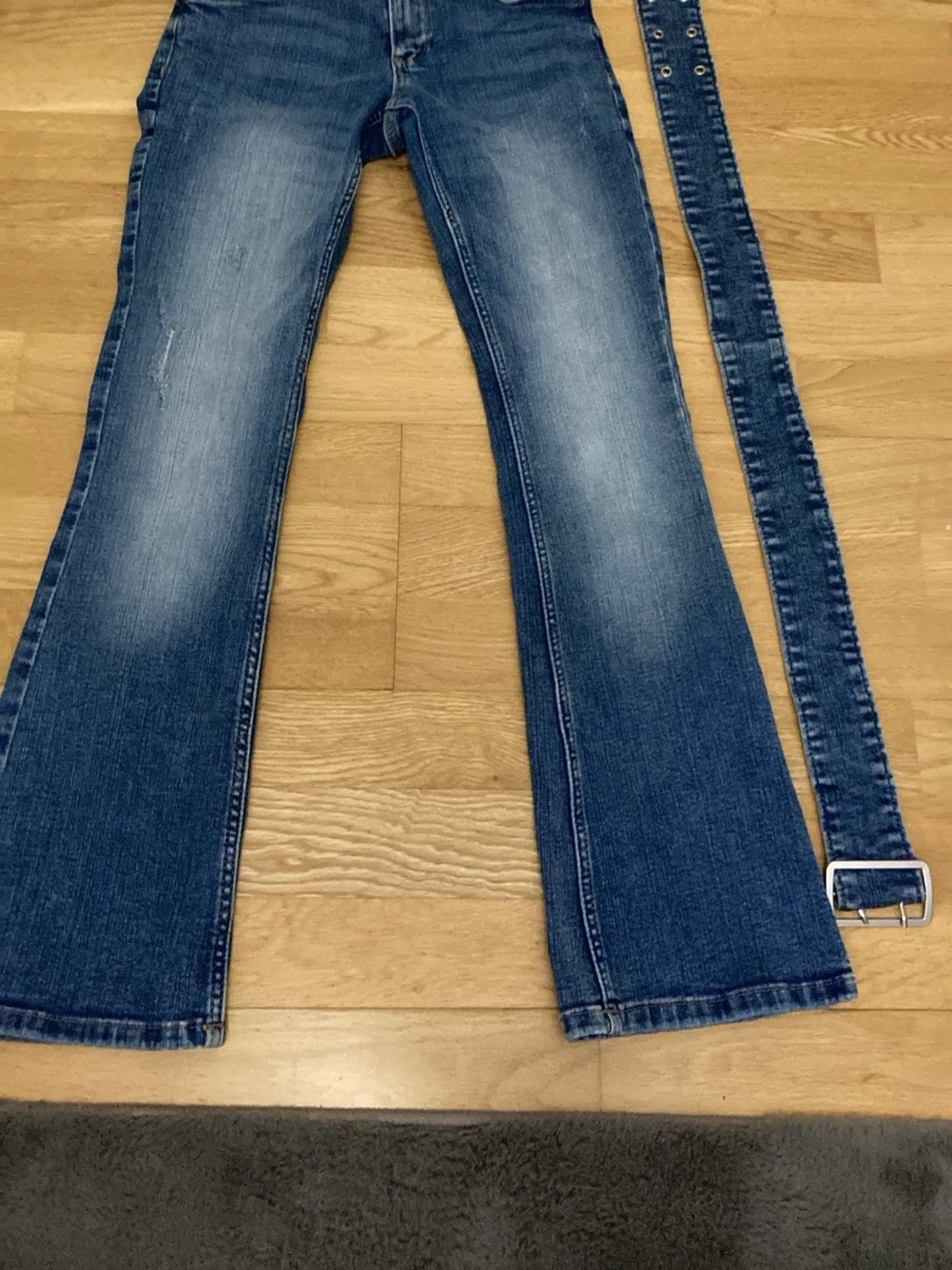 Blå bootcut jeans med bälte för barn 