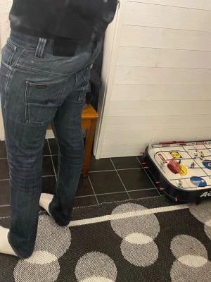 Nudie jeans tape ted  - Nudie jeans tape ted herr| pris:499kr| storlek:32/32| skick:9,9/10| har av dig vid minsta lilla fundering eller fråga|