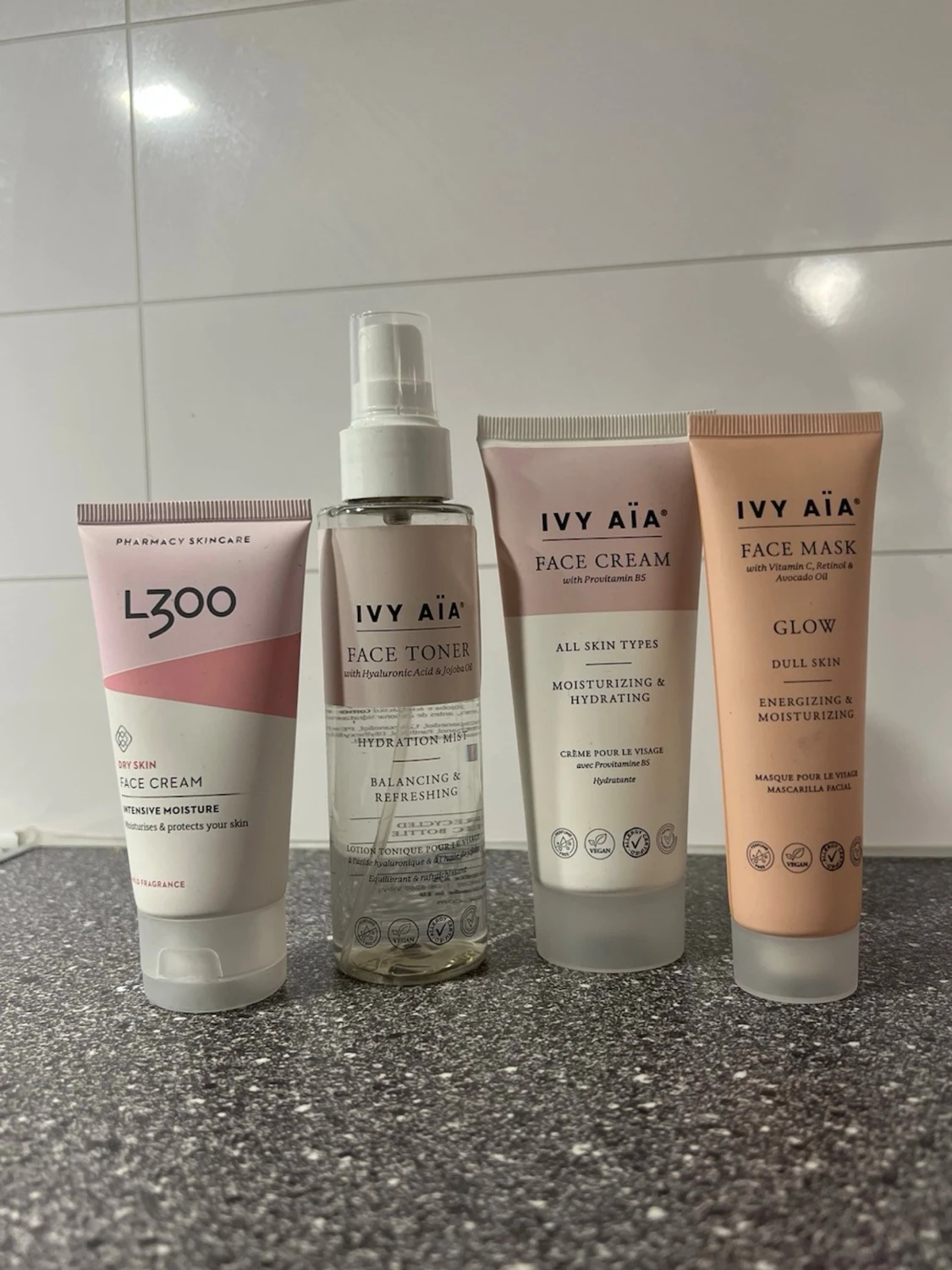 Hudvårdsset med Ivy Aia & L300