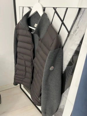 Grå Moncler cardigan  - Hej. Säljer en väns Moncler Cardigan i Grå färg. |Storlek L men passar bättre som M. Modellen på bilden är 1.80 cm lång| Skick 10/10| Nypris:- 8299| Limited edition/ ej tillgänglig i affär. DMa💥🙌