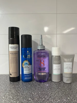 Hårvårdskit med styling och glans - Säljer ett kit med fem hårvårdsprodukter: glansspray från Lernberger Stafsing, leave-in balsam från Schwarzkopf Gliss, lila Wonder Water från L'Oréal Elvital, samt två stylingprodukter från Keune. Perfekt för dig som vill ha glansigt och välvårdat hår. Olika mycket i, samtliga nästan fulla 