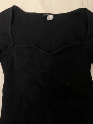 Svart tröja H&M - Säljer en svart långärmad topp med hjärtformad urringning och är kroppad 💕 storlek s