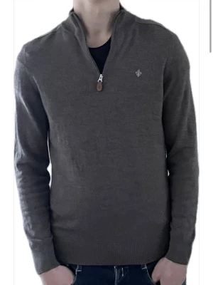 Morris halfzip - Nyskick Passar lika bra till fest som till skola 100% merinoull Storlek M, normalstor i storlek Priset är inte hugget i sten Endast 449kr för följare