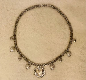 Kedjehalsband i silverfärg - Stilrent halsband med grov kedja i silverfärgad metall. Perfekt för att ge en edgy touch till din outfit. Halsbandet har ett klassiskt lås och passar till många olika stilar. Helt ny!!!