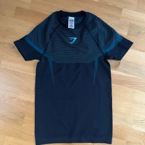 Svart träningst-shirt från Gymshark - limiterad onyx tröja från gymshark. helt oanvänd och i helt nytt skick. skriv vid funderingar!🙌✅