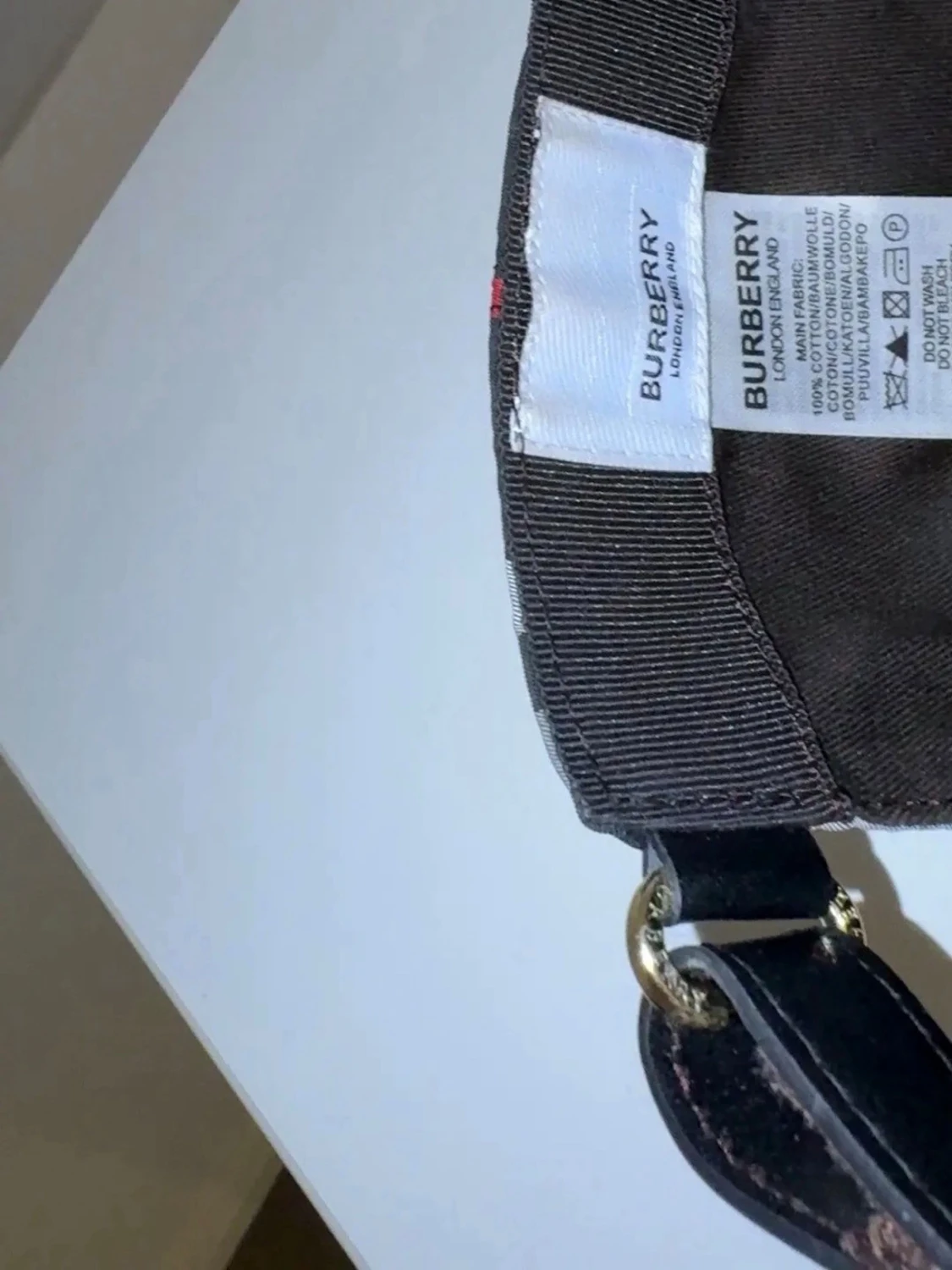 Rutig keps med svart, vitt och rött - 3