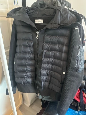 Moncler cardigan  - Säljer den då den är för liten för mig o den har varit sparsamt använd. Den är i storlek S men passar m med