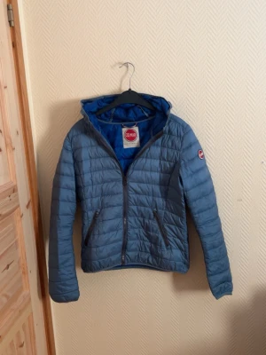 Colmar Jacka  - En väldigt snygg Colmar jacka i väldigt bra skick. Den har använts ett fåtal gånger 🙌 Storlek 44 vilket motsvarar Strolek S.                                          Perfekt jacka inför våren som är runt hörnet.         Nypris 2 999kr !!!                                                             Skickar inom 24 timmar 🚚