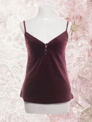 Vinrött pyjamaslinne med smala axelband - Mysigt vinrött pyjamaslinne med smala axelband och v-ringad hals. Toppen har dekorativa knappar framtill och är gjord i ett mjukt, stretchigt material som känns skönt mot huden. Perfekt för avslappnade kvällar hemma.