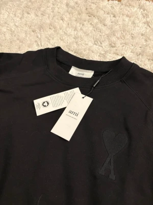 Ami Paris tröja  - Säljer denna sprillans nya Ami Paris sweatshirten i storlek L. Hör av er vid eventuella frågor eller funderingar! 