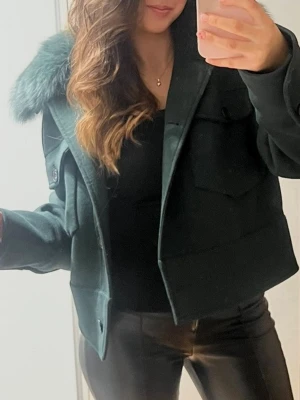 Mörkgrön Meotine kappa - Säljer min så fina Meotine kappa, grön färg i storlek S/M. Varan är köpt från deras egna hemsida men endast använd några få gånger! Finns några noppror på framsidan annars fint skick! Skriv för frågor!