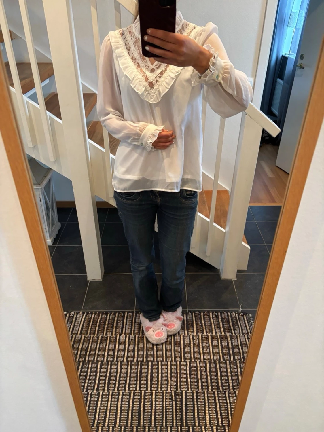 Vit blus med spets och volang