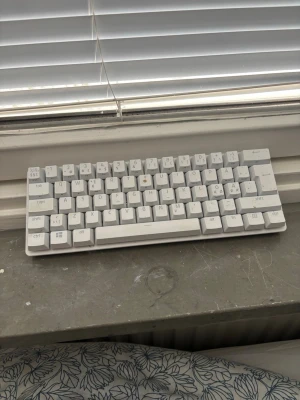 Razer huntsman vitt  - Säljer ett kompakt vitt tangentbord med både engelska och koreanska tecken på tangenterna. Tangentbordet har en minimalistisk design och passar perfekt för dig som vill spara plats på skrivbordet. Materialet är plast och layouten är smidig för både gaming och studier. De är smutsigt men gör rent de om någon är intresserad. Alla knappar funkar på den. Kan lätt säga bästa tangentbordet som jag har ägt båda snabb respons och sparar mycket plats på skriv bordet. Fås med kabel. Skriv om frågor👍🏼