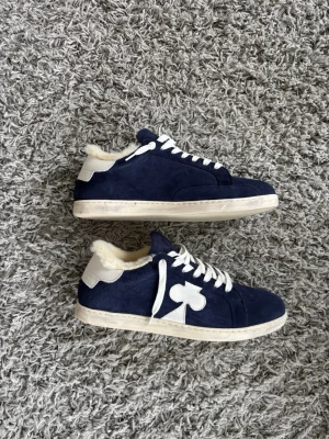 Mörkblå sneakers från The gallerist  - Snygga mörkblå sneakers i mocka från The gallerist. Helt nya, använda 1 gång, säljer pga storleken. Storlek 43, nypris 2750