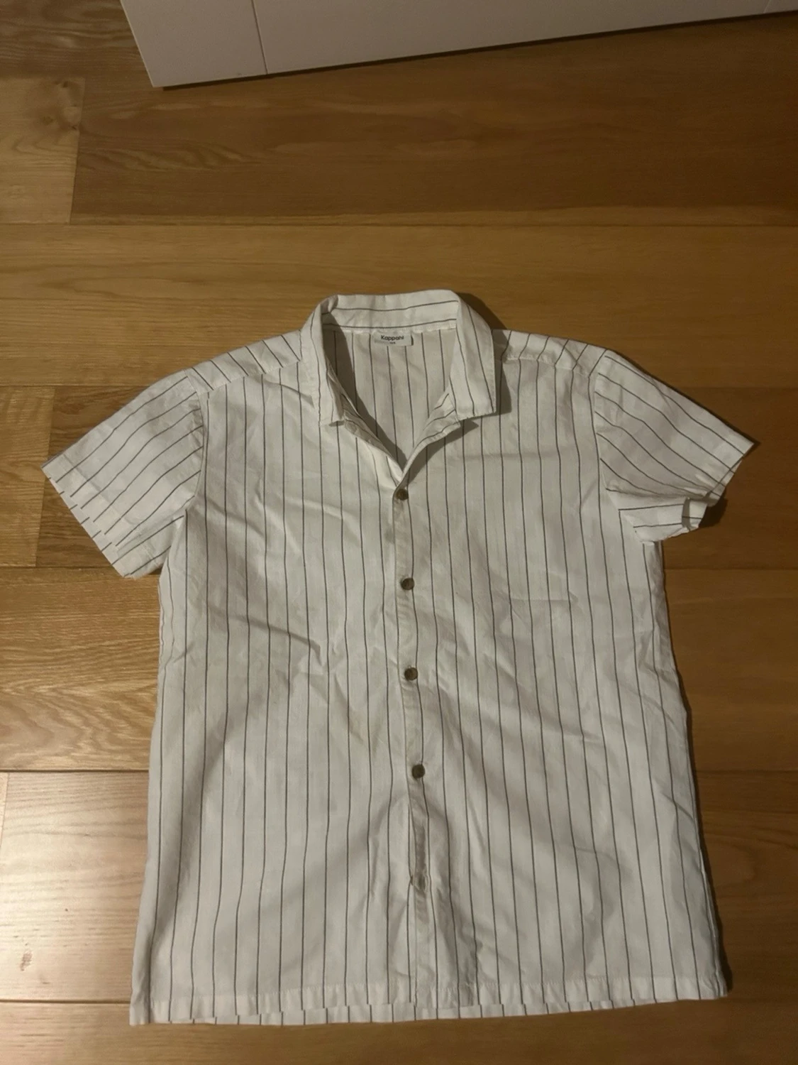 Vit kortärmad randig skjorta