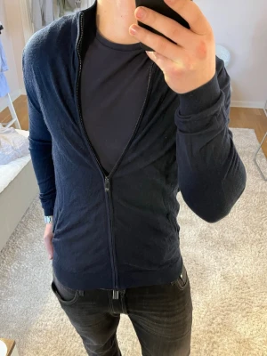 Massimo Dutti full zip - Massimo Dutti | skick 9/10 | Storlek L | Pris - 449kr | Modellen är ca 180cm lång | Hör av dig vid minsta fråga eller fundering!!