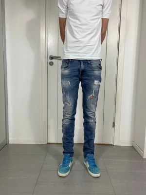 Replay Anbass Jeans  - Säljer nu dessa Replay Anbass jeans med snygga slitningar i populär design, W28 o L32, skriv för fler bilder/frågor🙌🏼