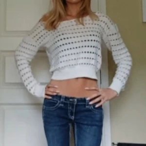 Vit stickad topp - Vit stickad topp som passar storlek xs. Jag har själv klippt den uppe vid halsringningen så den går att ha off shoulder. Pris kan diskuteras💕