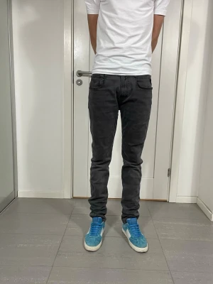Replay Anbass Jeans  - Säljer nu dessa Replay Anbass jeans i bra skick bortsett från lite slitage, W32 o L34, skriv för fler bilder/frågor🙌🏼