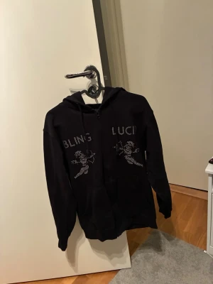 Svart hoodie BLING LUCID  - Svart hoodie i storlek S, har använts ett par gånger men är i väldigt bra skick. 