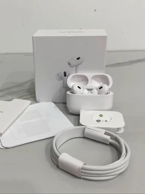 Apple AirPods Pro med laddningsetui - Säljer ett par vita Apple AirPods Pro med trådlöst laddningsetui. Inkluderar originalförpackning, USB-C laddkabel och extra öronproppar. Snygg och stilren design i plast med silikontoppar för bästa passform. Perfekt för musik, poddar och samtal.