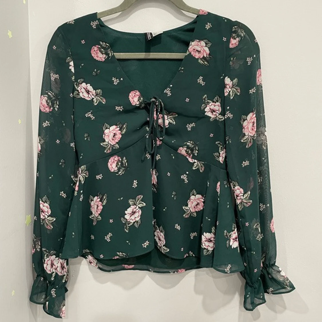 Mörkgrön blommig blus med knyt - 3