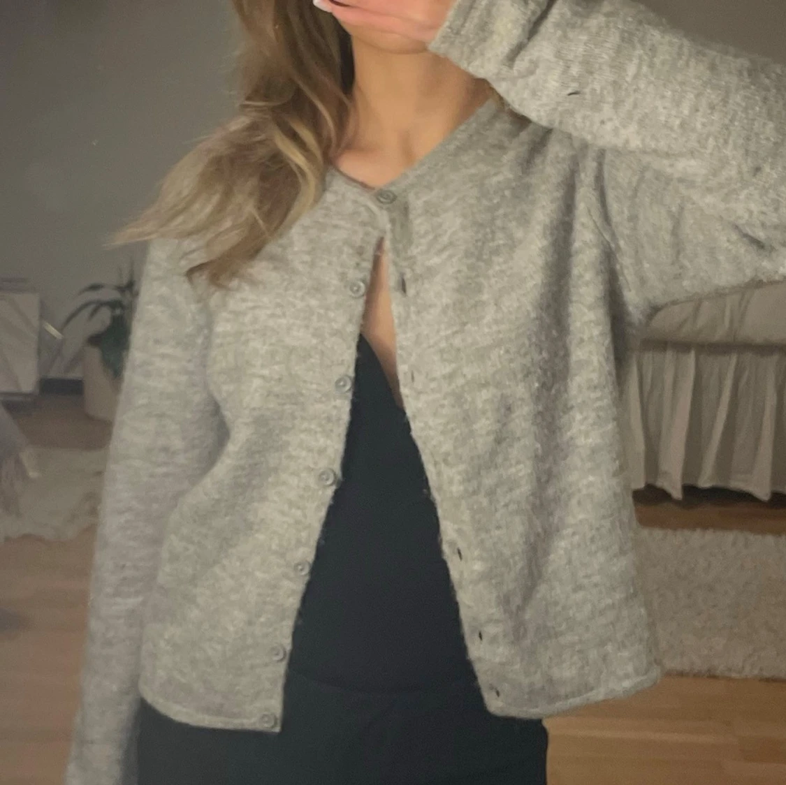 Ljusgrå basic kofta med knappar - 2