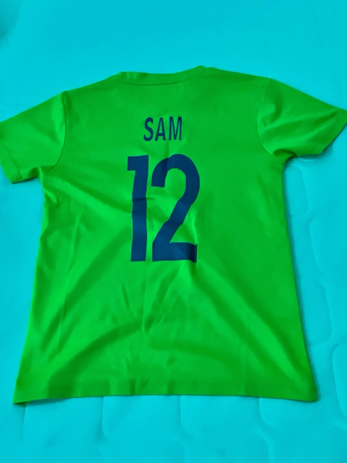 Neongul t-shirt med tryck och nummer