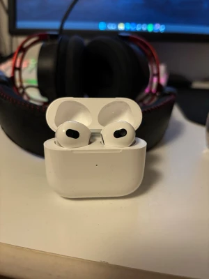 Airpods 3rd generation  - Hej säljer mina AirPods som jag fick i present i oktobras men har bara använt dem ett fåtal gånger pågrund av att dem inte passar så bra i mitt öra 