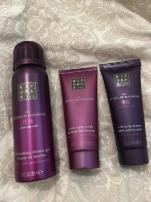 Rituals Yozakura duschkit - Set med tre produkter från Rituals The Ritual of Yozakura: en skummande duschgel, en pink sugar scrub och en rik body cream. Alla i snygga lila och mörklila tuber och flaska. Perfekt för dig som vill ha en lyxig känsla i badrummet.