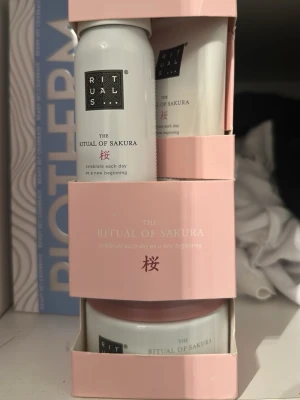 Rituals The Ritual of Sakura set - Lyxigt presentset från Rituals i serien The Ritual of Sakura. Innehåller produkter i vita och ljusrosa förpackningar med elegant design. Doften är inspirerad av japansk körsbärsblom och ger en fräsch och blommig känsla. Perfekt för dig som vill unna dig något extra.