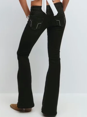 Svarta bootcut jeans  - Snygga svarta bootcut jeans från Gina tricot 14+ i storlek M. Inget fel på dom förutom att de saknar 2 diamanter på ena fickan. Använd fåtal gånger. Skriv för fler bilder. Helt slutsålda på hemsidan.