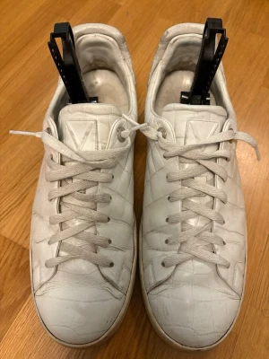 Louis Vuitton skor - Vita LV skor med alligator mönster | storlek Fr 8,5 vilket ska motsvara 43 | bra skicka | unika archive skor | skicka pris erbjudanden