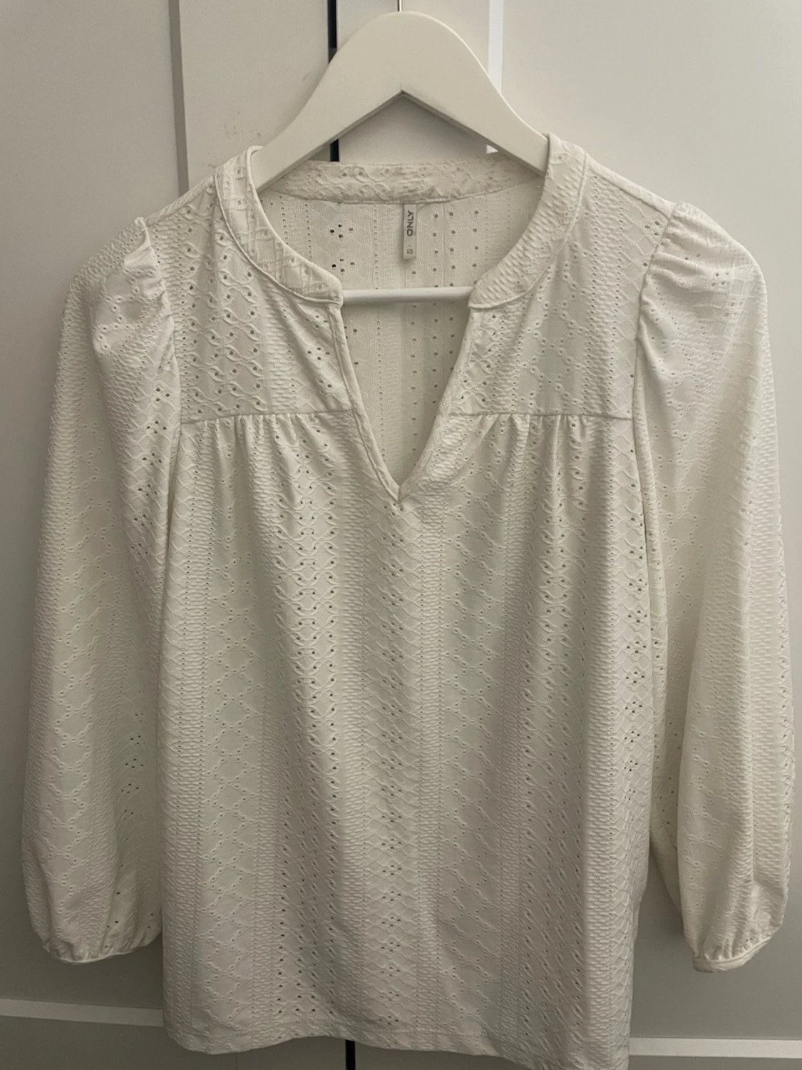 Vit blus med broderade detaljer från ONLY