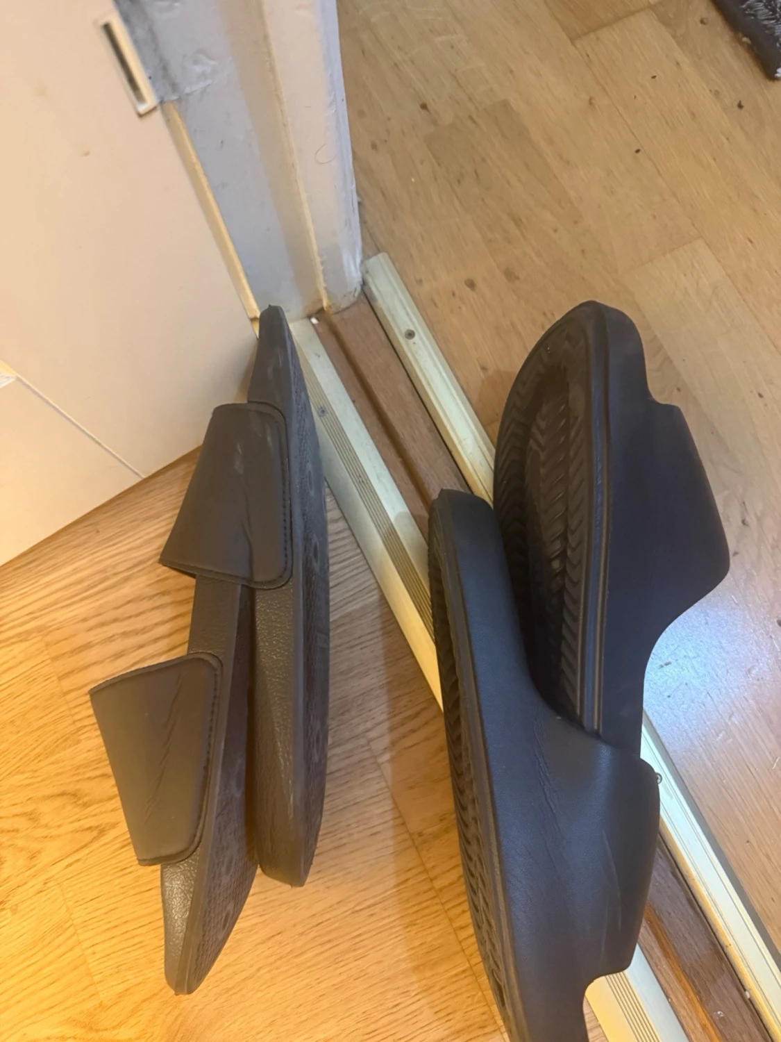 Svarta Pepsi slides med logga - 1