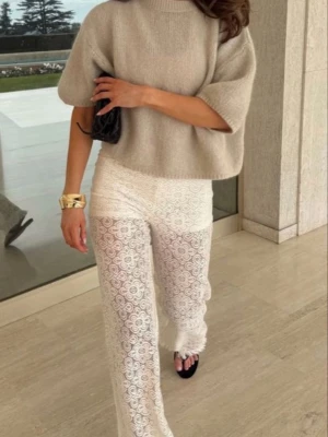 Vita spetsleggings med blommönster - Snygga vita leggings i genombruten spets med blommönster. Modellen är högmidjad och har en tight passform som framhäver benen. Perfekta för att skapa en trendig och unik look. Materialet är stretchigt och bekvämt.