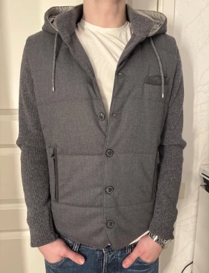 Sartoria Caracciolo Cardigan - Sartoria Caracciolo Cardigan | Skick: 9/10 | Storlek: M (50) | NYPRIS: 10 000kr!! | Fraktar inom 24H efter köp, på köparens bekostnad📦 Hör av dig vid minsta fråga eller fundering🌟