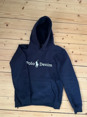 Ralph Lauren hoodie - Säljer nu denna sjukt feta hoodien från Ralph Lauren | skick 8/10 och utan defekter eller skador | storlek M men sitter mer som S 
