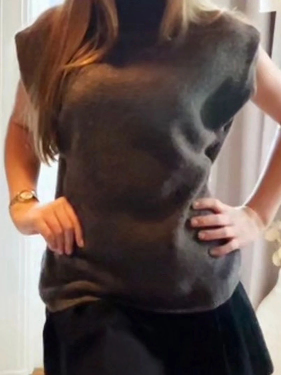 Mörkgrå ärmlös stickad tröja  - 1